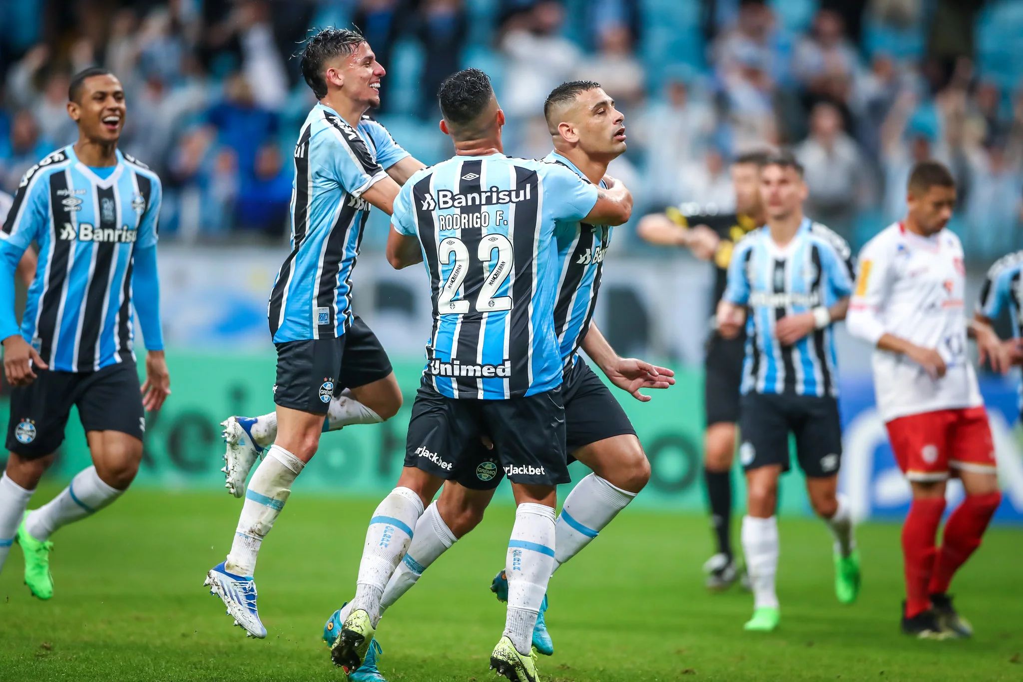 Grêmio faz 3 a 0 no Tombense, completa 12 jogos sem perder e se firma no G-4