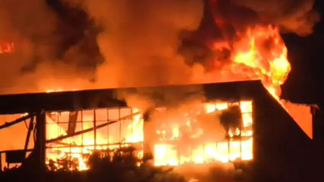 Incêndio de grandes proporções atinge prédios na famosa 25 de Março, em São Paulo, e deixa feridos