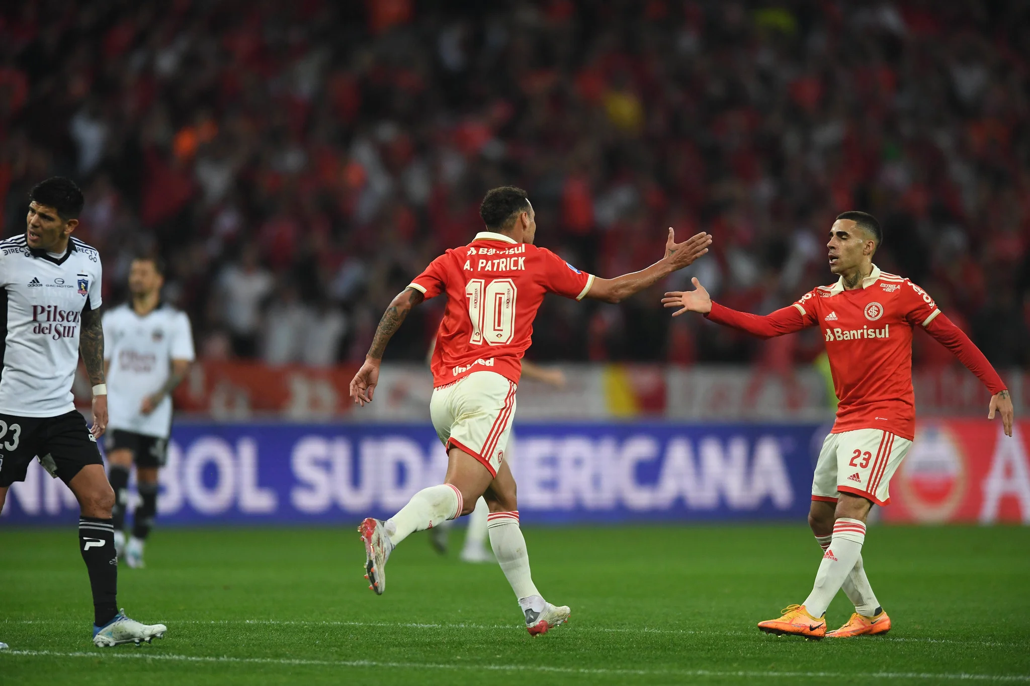 Internacional goleia Colo-Colo e garante classificação heroica na Sul-Americana