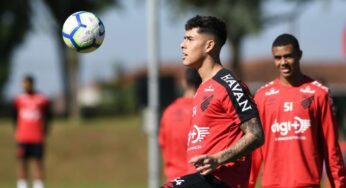 Goiás negocia contratação de zagueiro do Athletico Paranaense