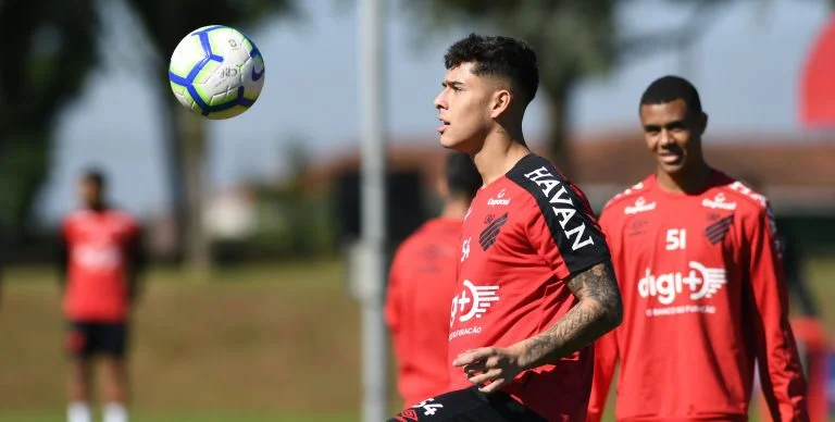 Goiás negocia contratação de zagueiro do Athletico Paranaense