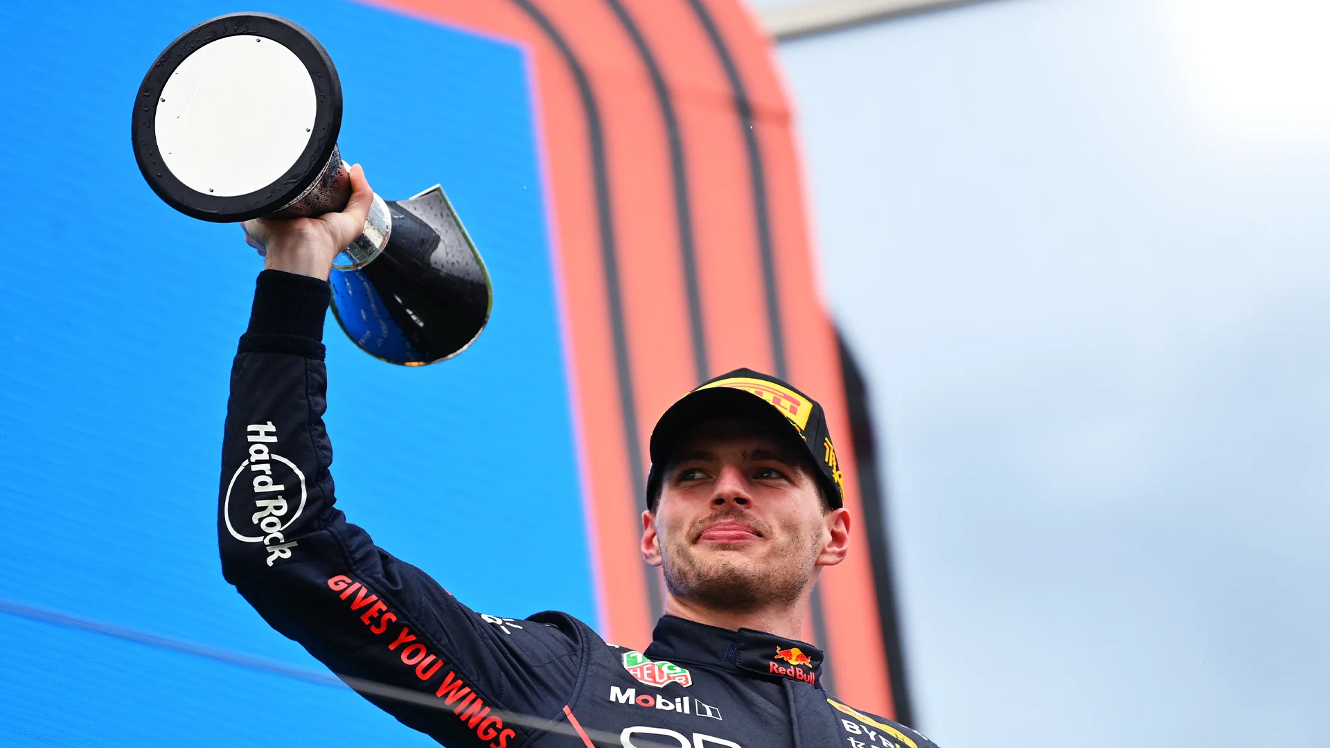 Verstappen fatura GP da Hungria mesmo após largar em 10º; Mercedes faz dobradinha