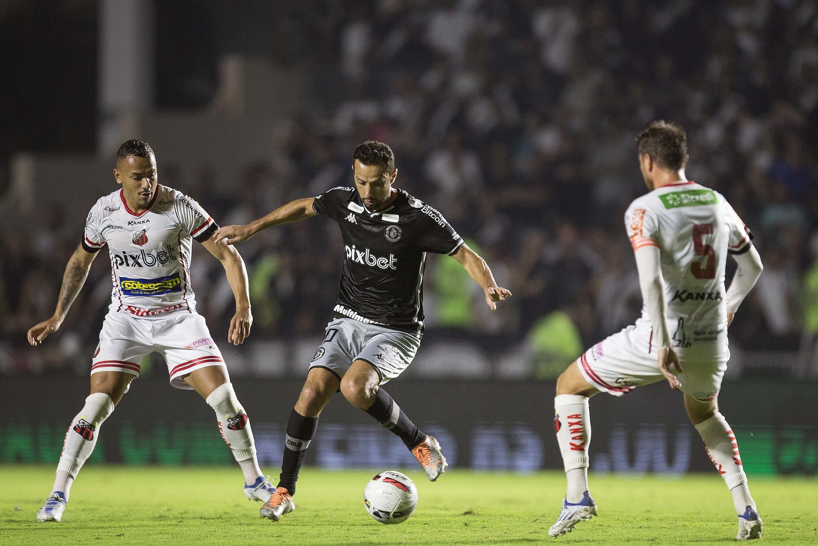 Vasco faz festa para Alex Teixeira, empata com Ituano e acaba vaiado pela torcida