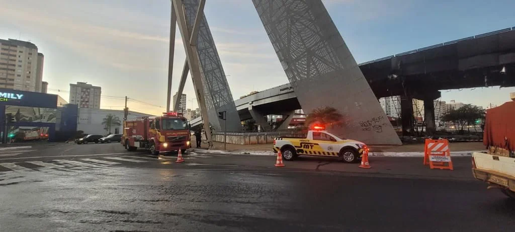 Incêndio no viaduto da T-63 deixa trânsito interditado no local