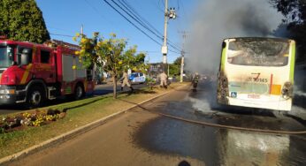 Ônibus do transporte coletivo pega fogo na Vila Mutirão, em Goiânia