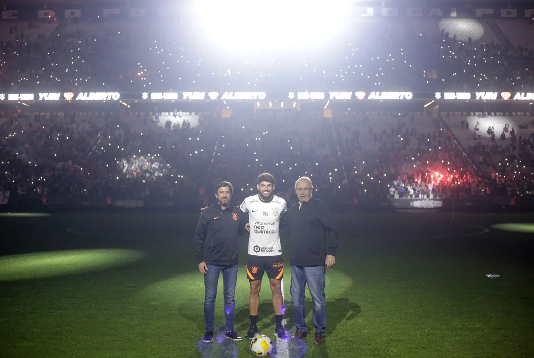 Corinthians apresenta Yuri Alberto à torcida em treino aberto e festa em Itaquera