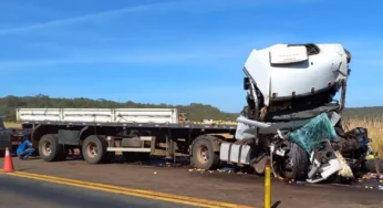 Acidente entre carretas e caminhão deixa dois mortos na BR-040, em Cristalina