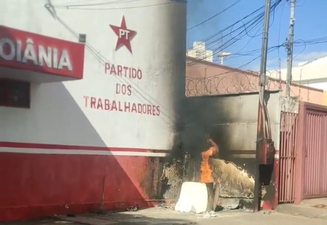 Caixa de energia do diretório do PT em Goiânia pega fogo; veja vídeo