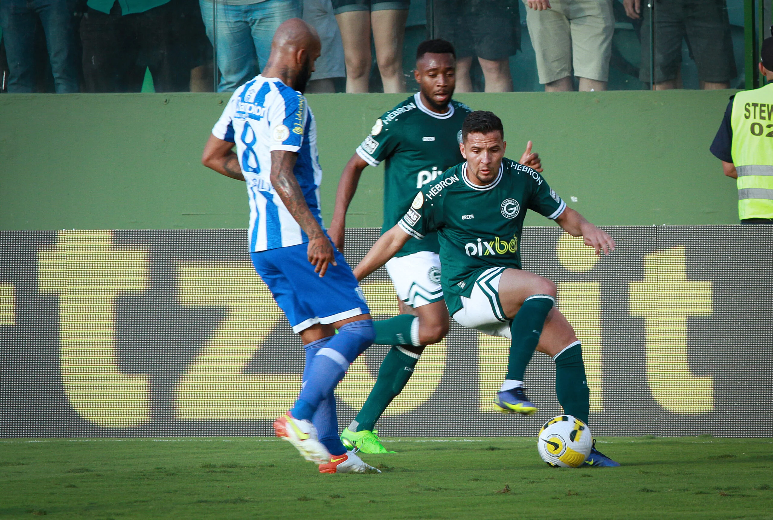 Goiás empata com Avaí e frustra torcida na Serrinha em confronto direto pela Série A