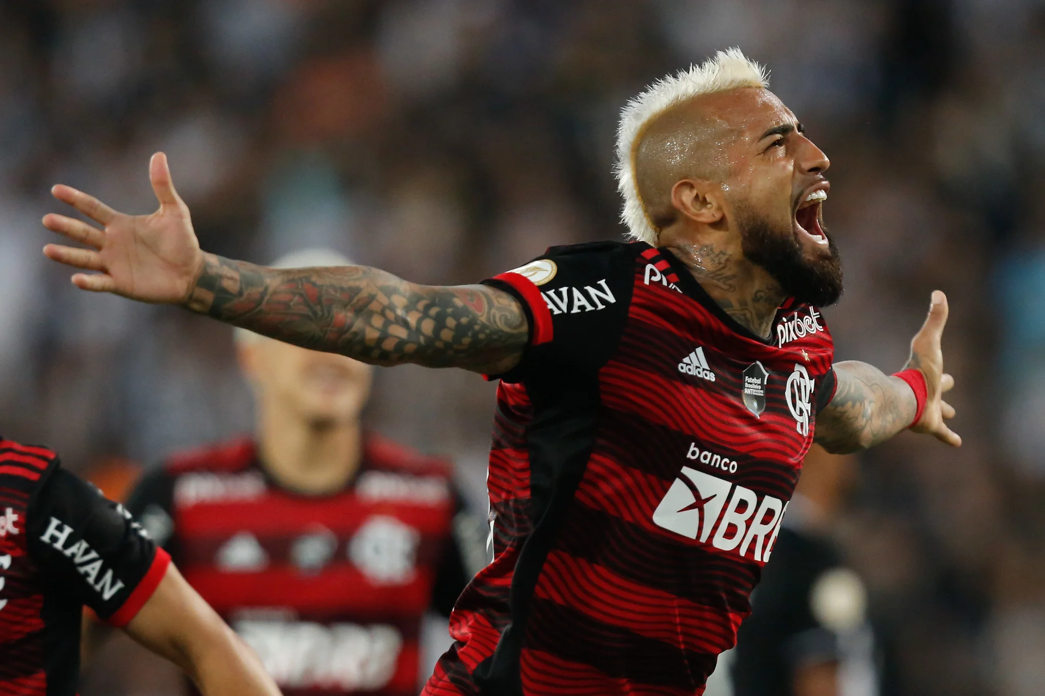 Flamengo vence clássico diante do Botafogo e diminui distância para o líder Palmeiras