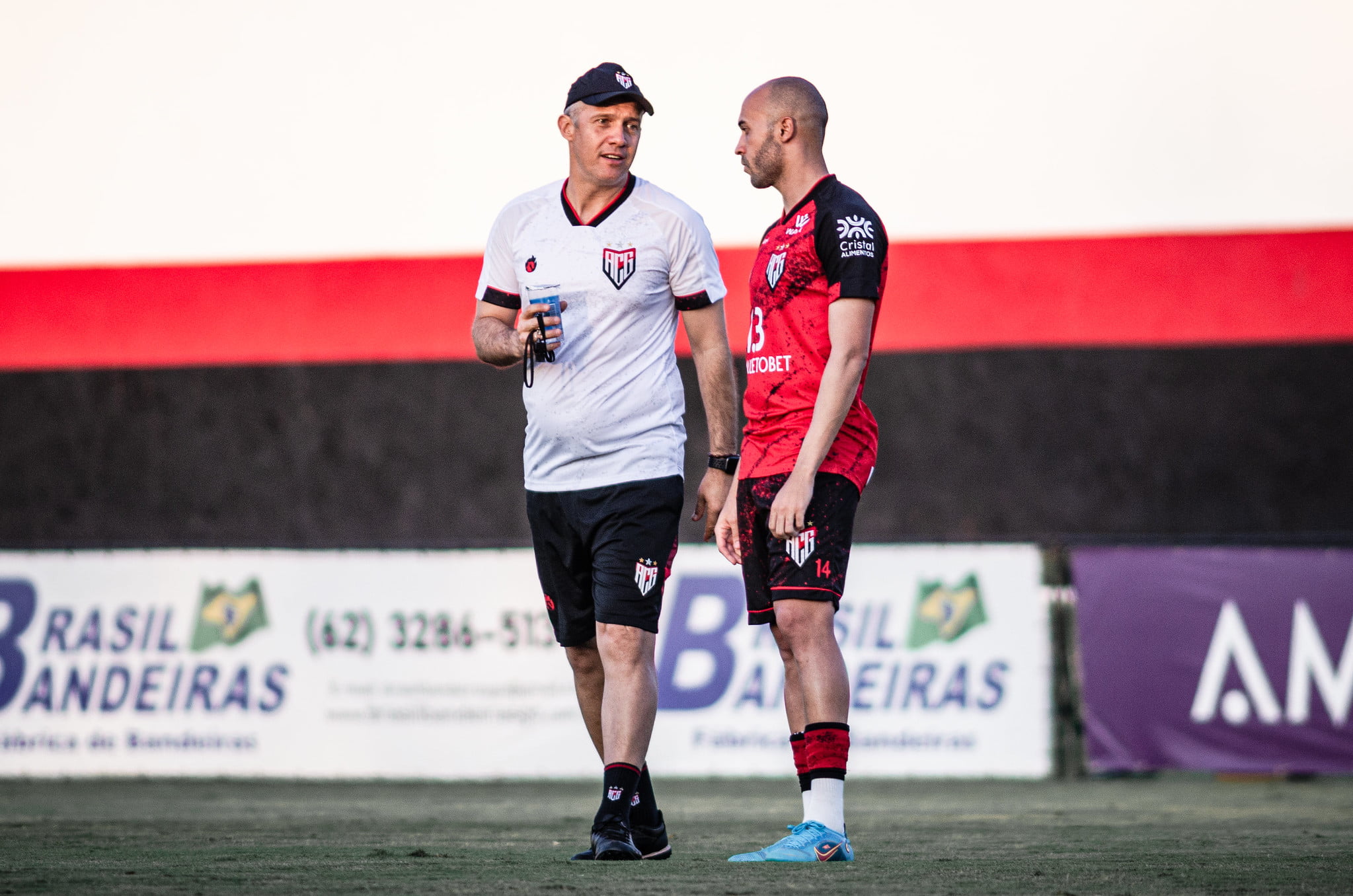 Com novidades e estreia de técnico, Atlético-GO recebe São Paulo pela semifinal da Sul-Americana