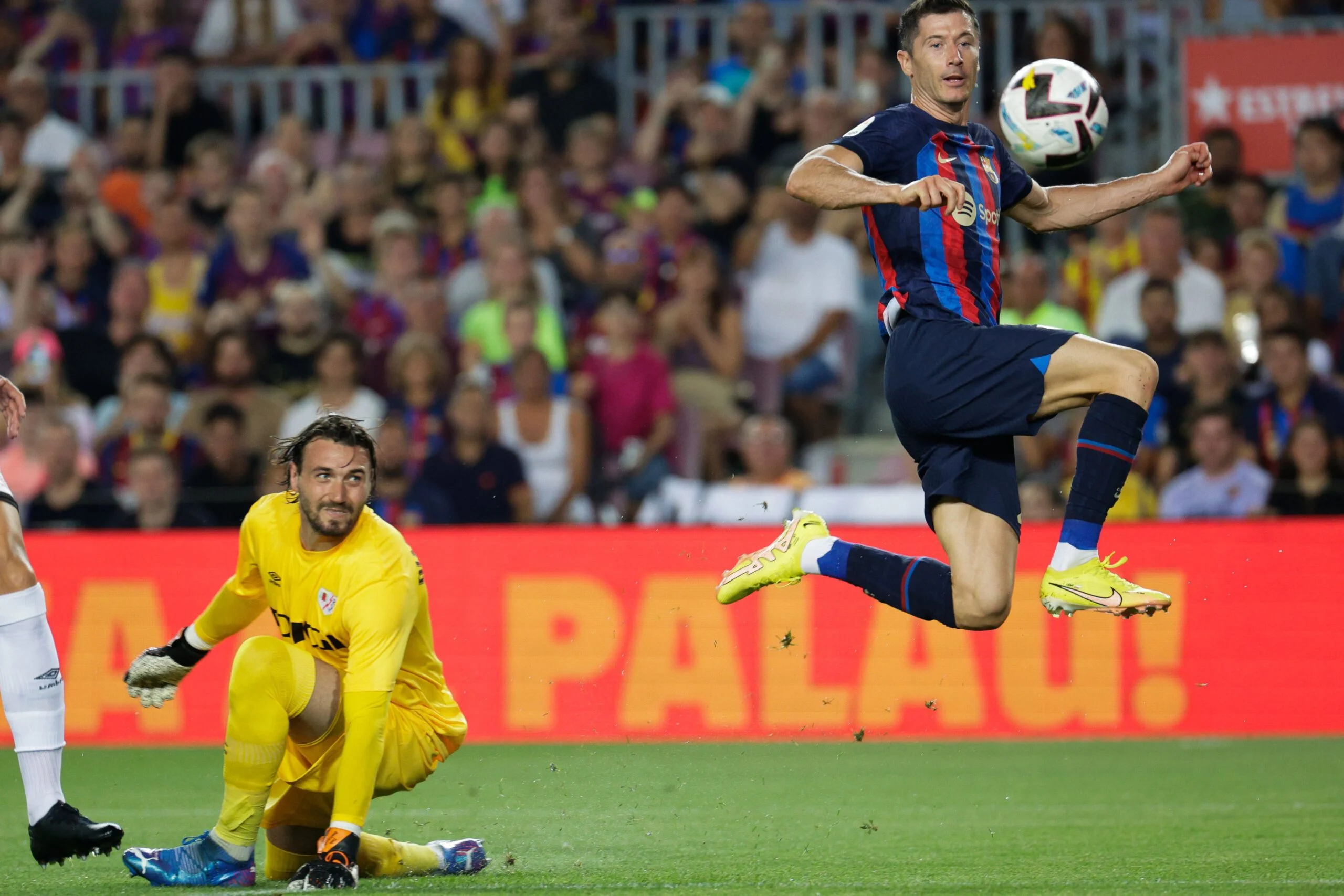 Lewandowski passa em branco e Barcelona só empata com Rayo na estreia do Espanhol