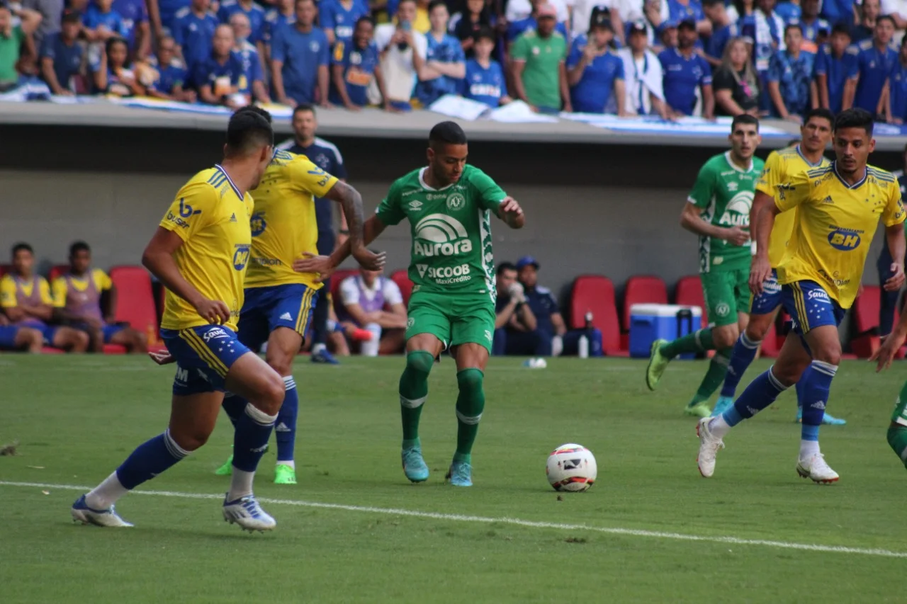 No Mané Garrincha, Cruzeiro sai atrás, mas empata com a Chapecoense pela Série B