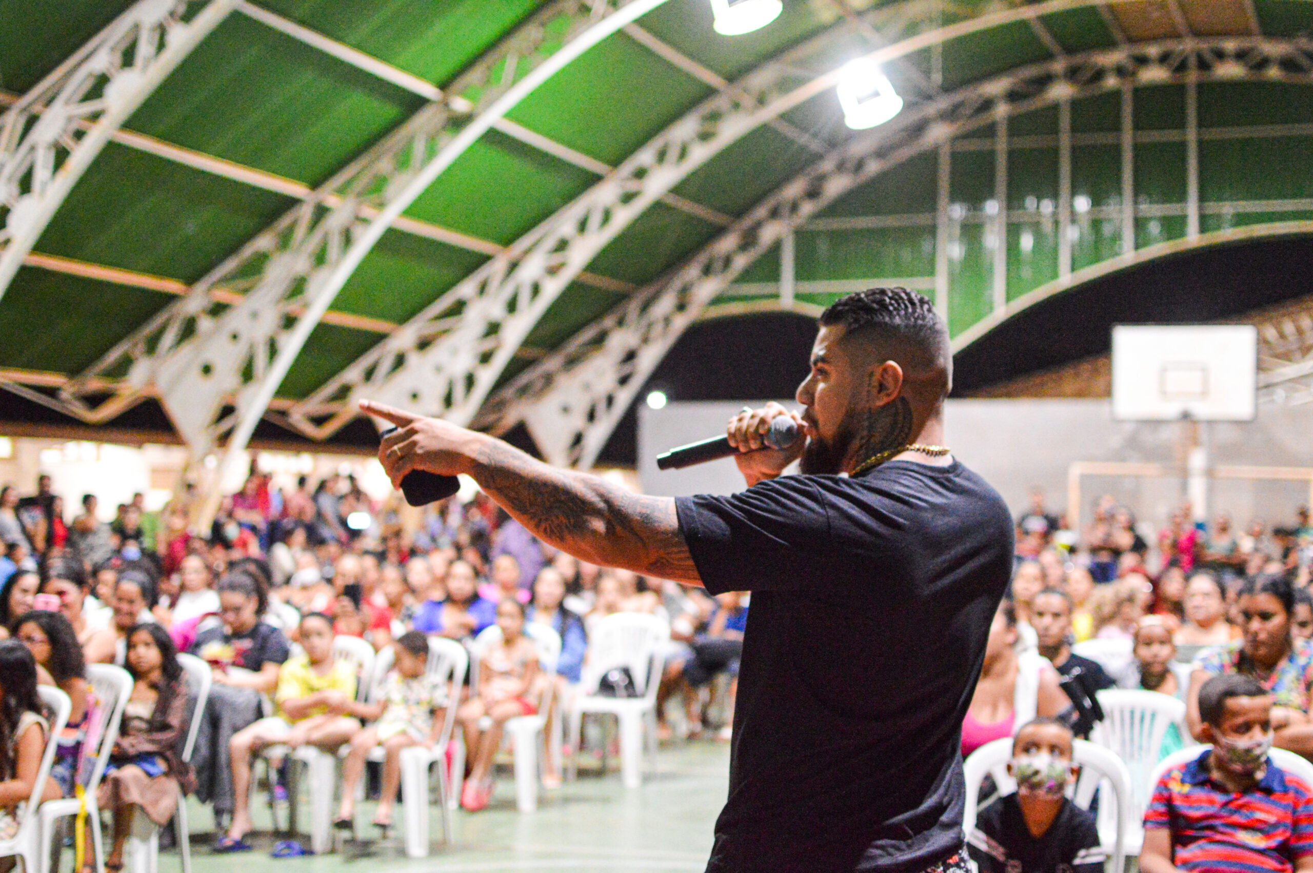 Donato no Relato na escola Abdon Ferreira em Senador Canedo, em promoção ao concurso de rap (Foto divulgação).