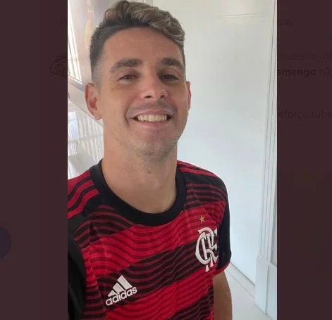 Oscar veste camisa do Flamengo e fica perto de reforçar clube por empréstimo