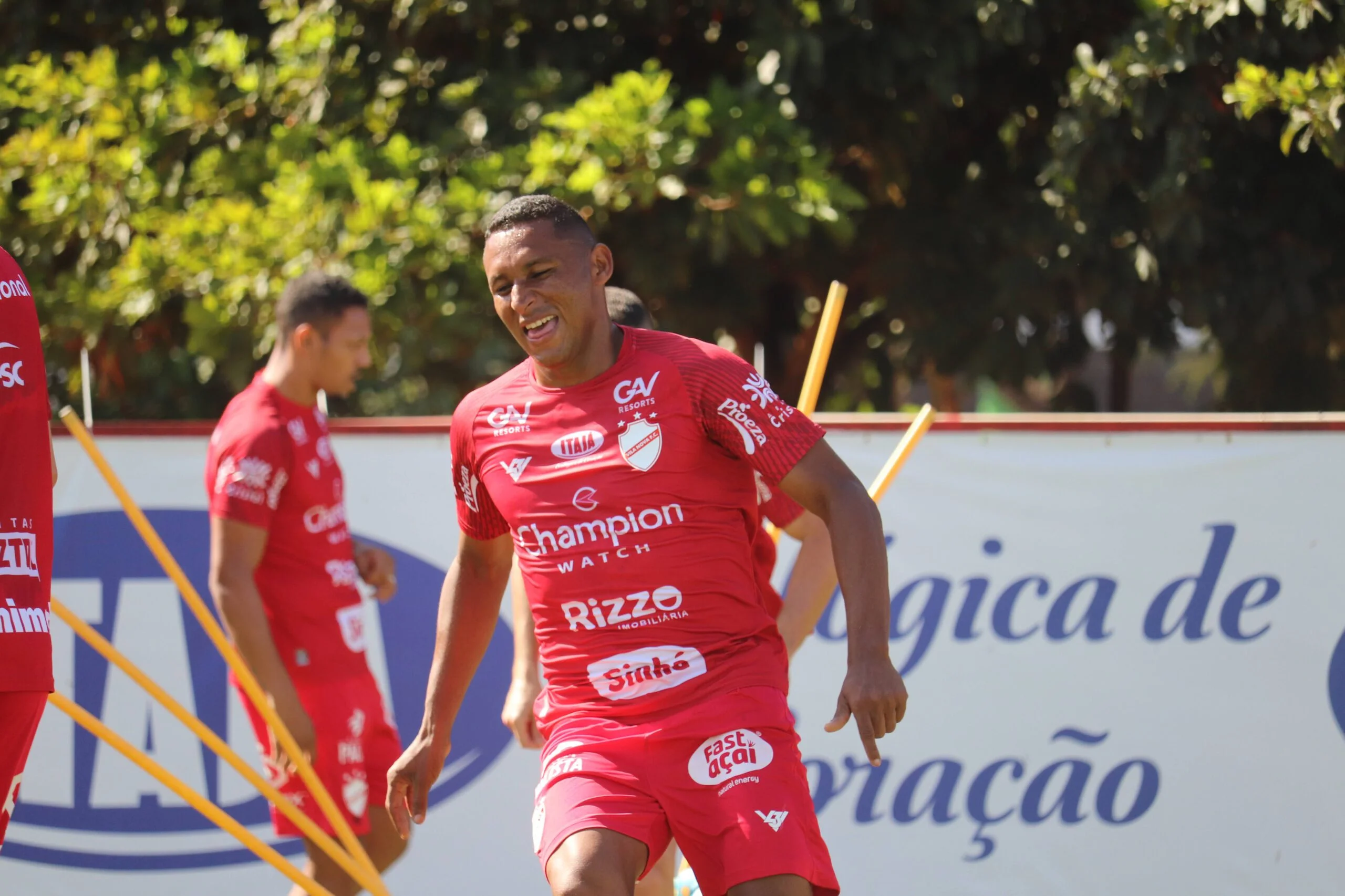 Pedro Bambu é novidade na escalação do Vila Nova para enfrentar o Ituano no Serra Dourada