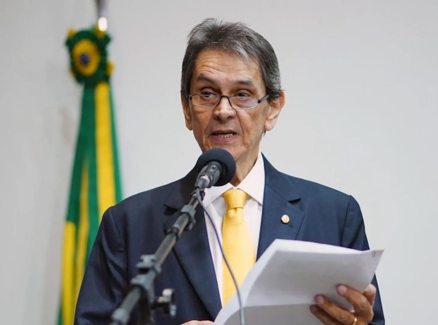 Abandonado por Bolsonaro e em prisão domiciliar, Roberto Jefferson registra candidatura à Presidência