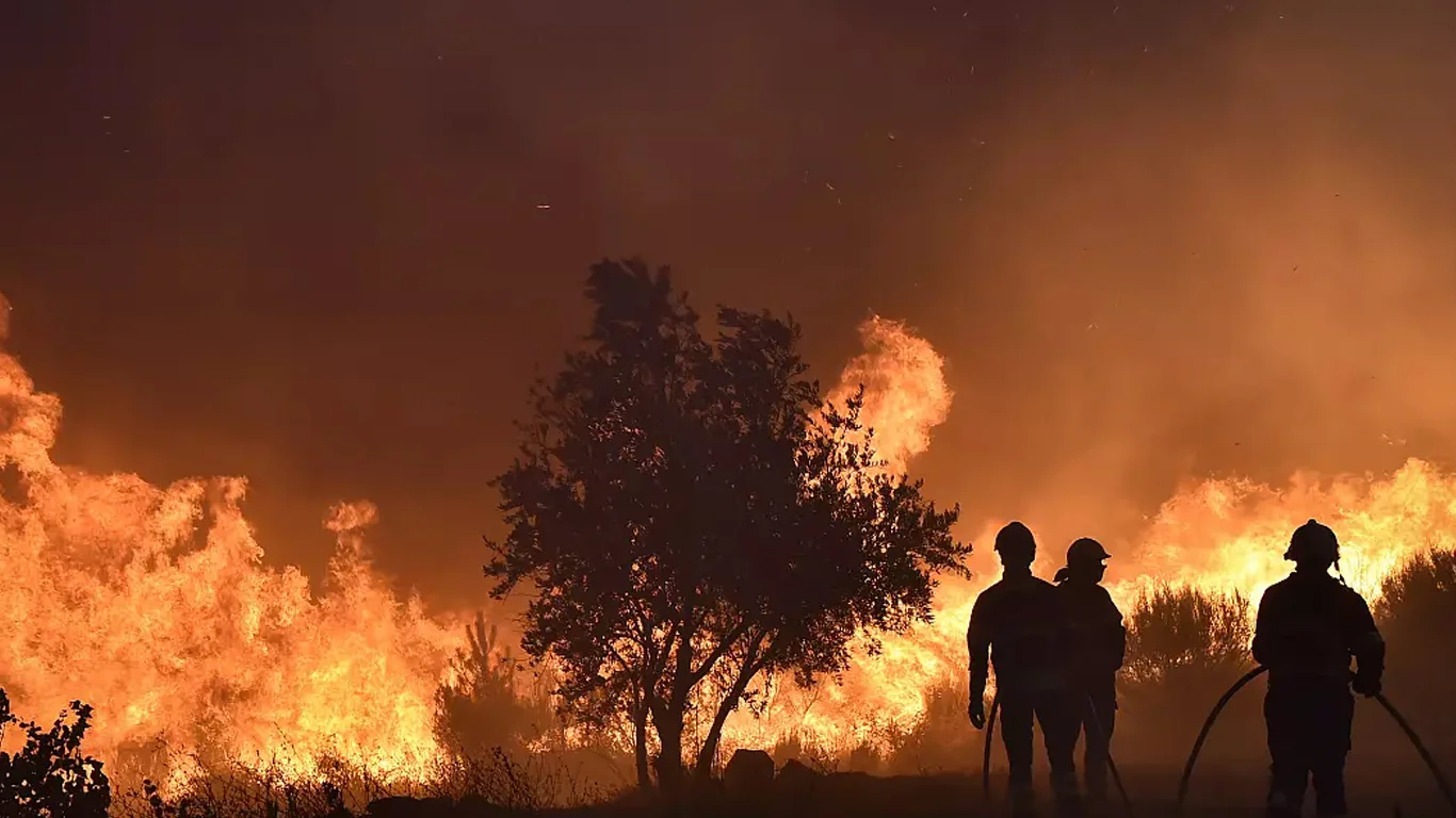 Conhecida por ser um dos lugares onde neva em Portugal, Serra da Estrela pega fogo há quase um mês