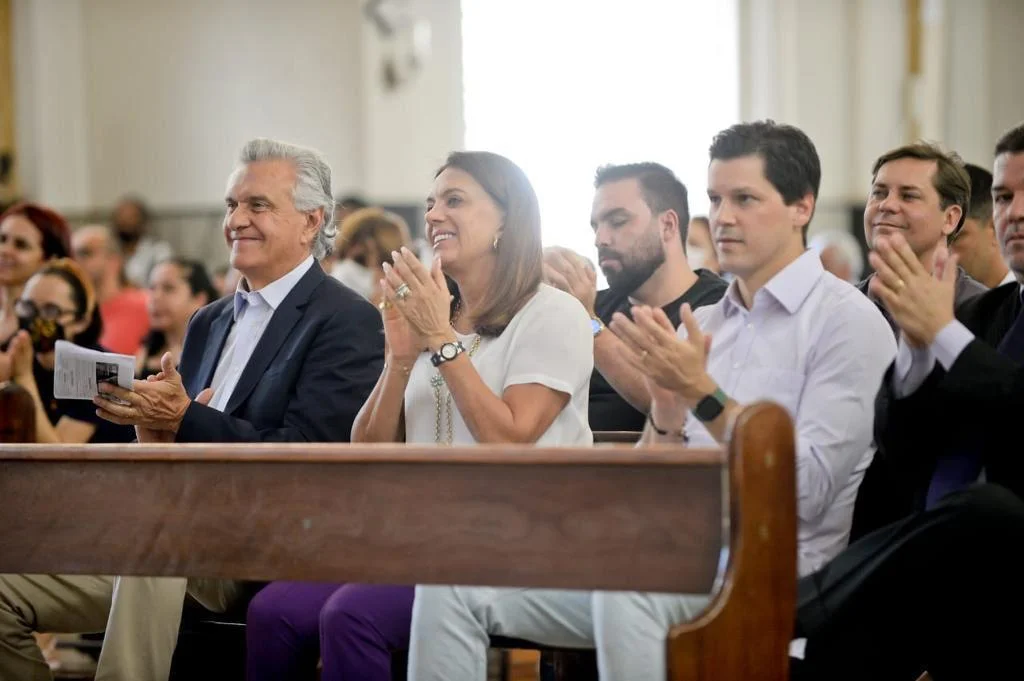 Governador Ronaldo Caiado acompanha missa em memória ao filho