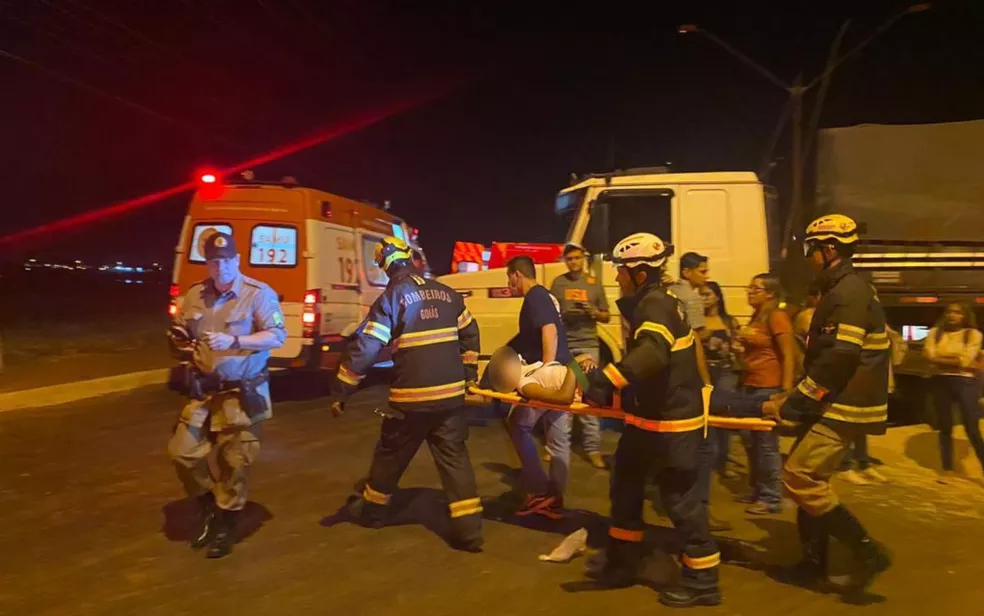 27 pessoas ficam feridas em acidente entre ônibus escolar e carreta, em Itumbiara