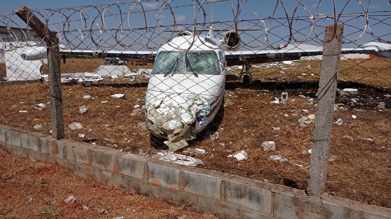 Aeronave faz pouso de emergência, sai da pista e provoca susto em Goiânia 