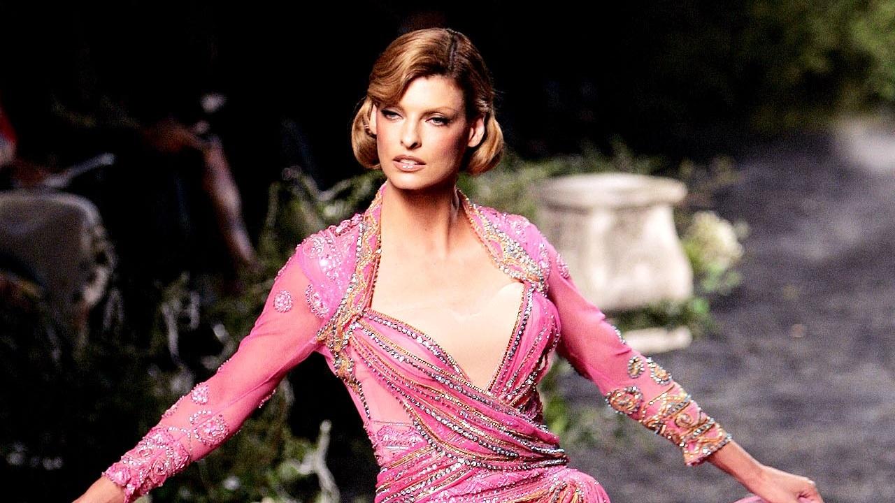 Linda Evangelista é capa da Vogue e fala sobre procedimento estético que a deixou “deformada”