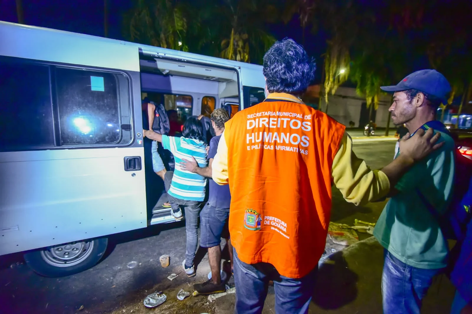 Em meio ao frio de Goiânia, equipes da Prefeitura se mobilizam para acolher e proteger população em situação de rua