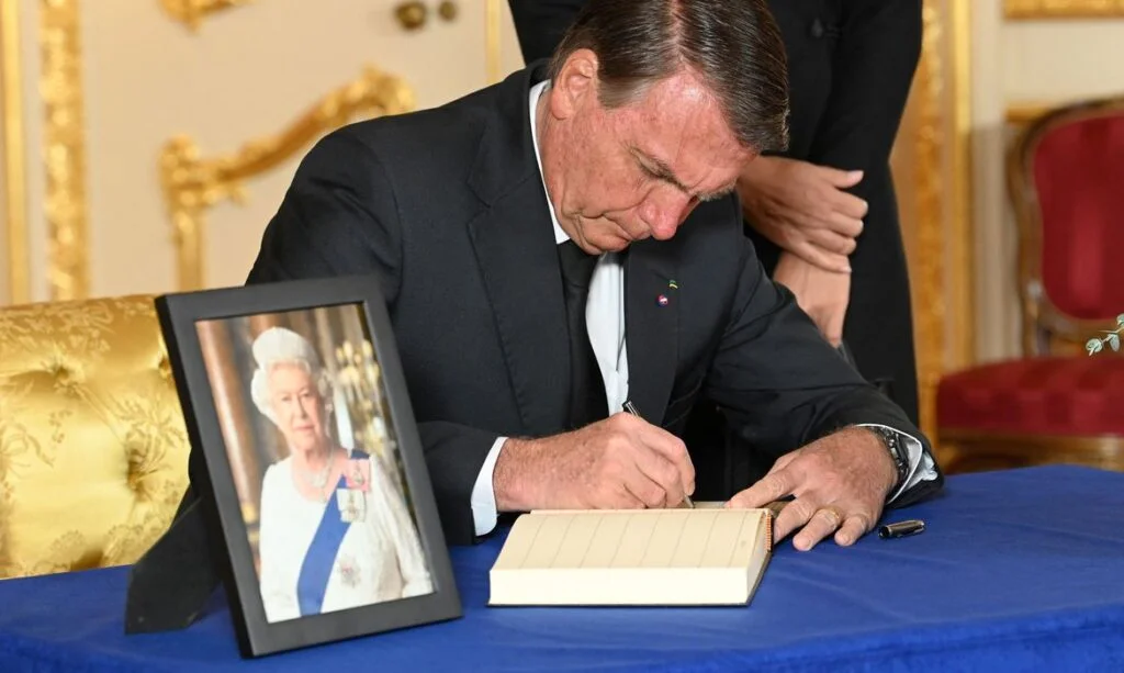 Em Londres, Bolsonaro visita caixão de Elisabeth II e assina livro de condolências