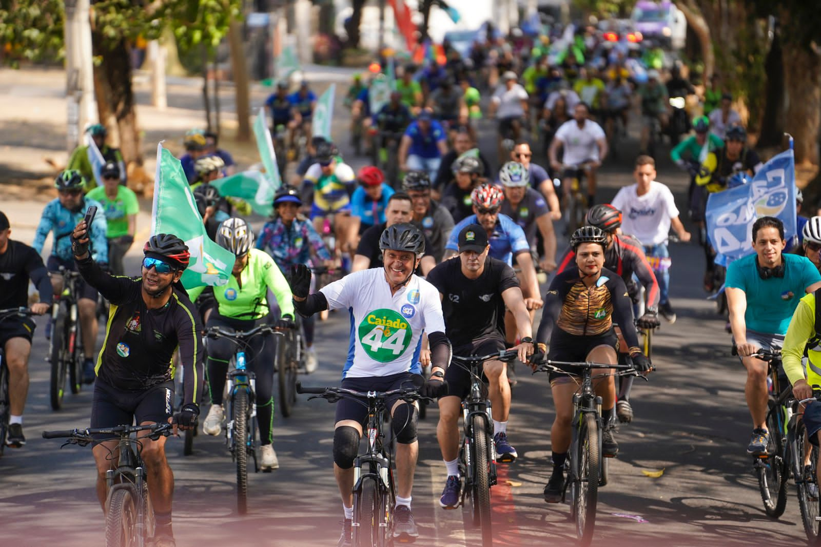 Caiado percorre 12 km em bicicletaço pelas ruas de Goiânia