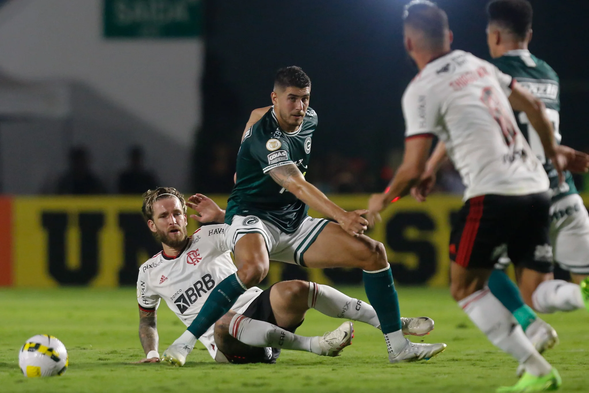 Goiás sai na frente, mas cede empate em jogo marcado por homenagens a Hailé Pinheiro