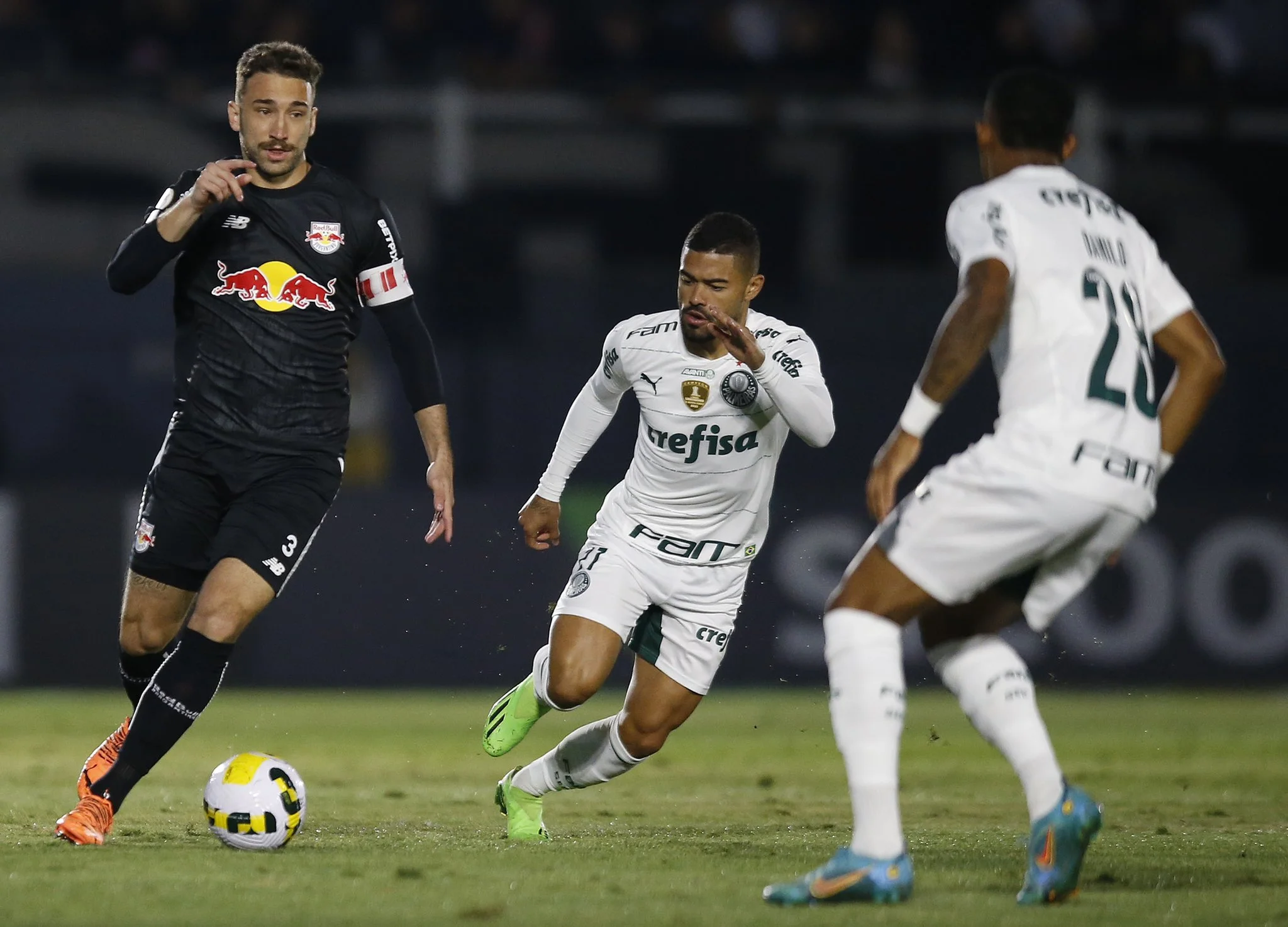 Palmeiras tropeça e Flamengo pode reduzir a diferença para liderança do Brasileirão