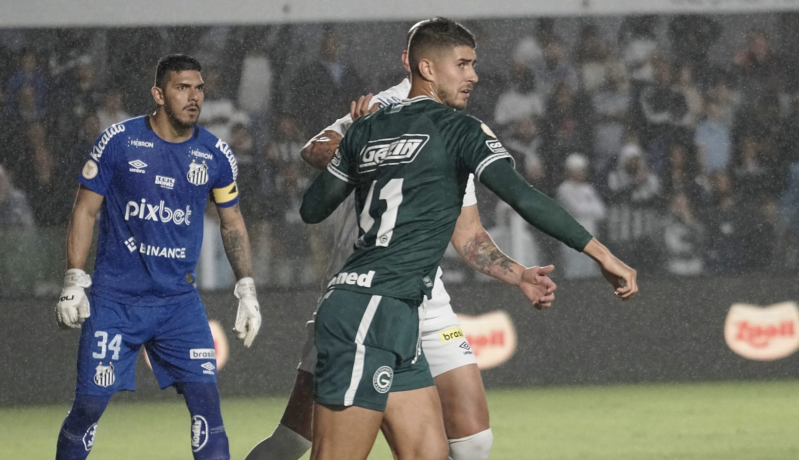 Pedro Raul brilha, assume artilharia e comanda vitória do Goiás diante do Santos na Vila Belmiro