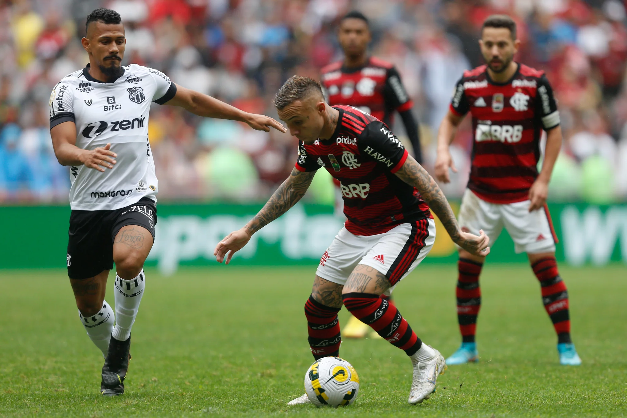 Flamengo empata com Ceará em jogo com gols e expulsões de Gabigol e Jô