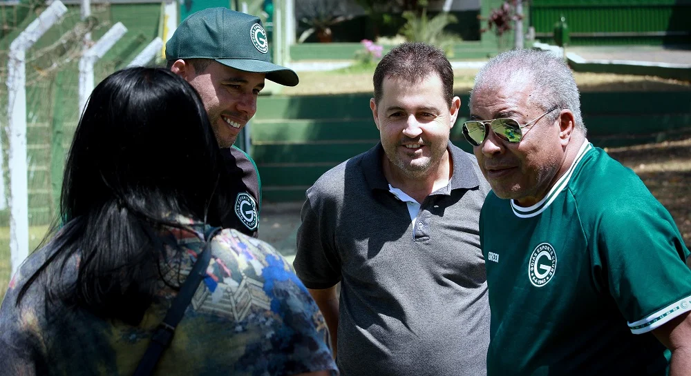 Jairzinho, ‘furacão da Copa’, visita elenco do Goiás antes da partida contra o Flamengo