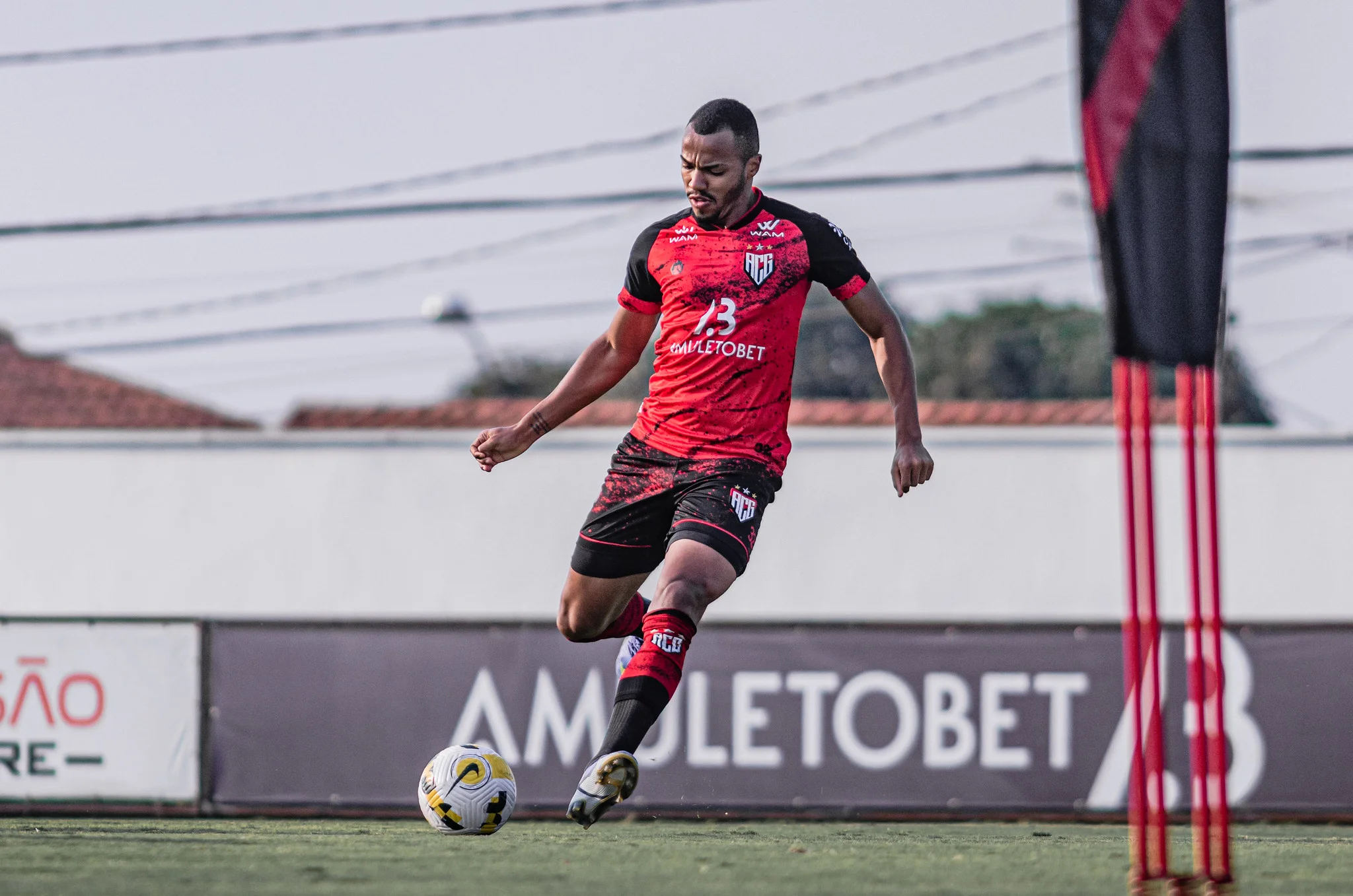 Eduardo Baptista treina novas opções no Atlético-GO e Marlon Freitas segue na reserva