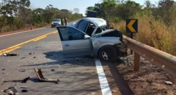 Acidente entre carro e carreta deixa dois mortos na GO-320, em Goiatuba