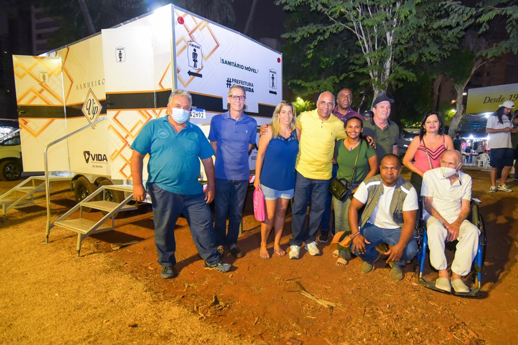 Rogério Cruz entrega primeiro banheiro móvel em formato de trailer, na Feira da Lua