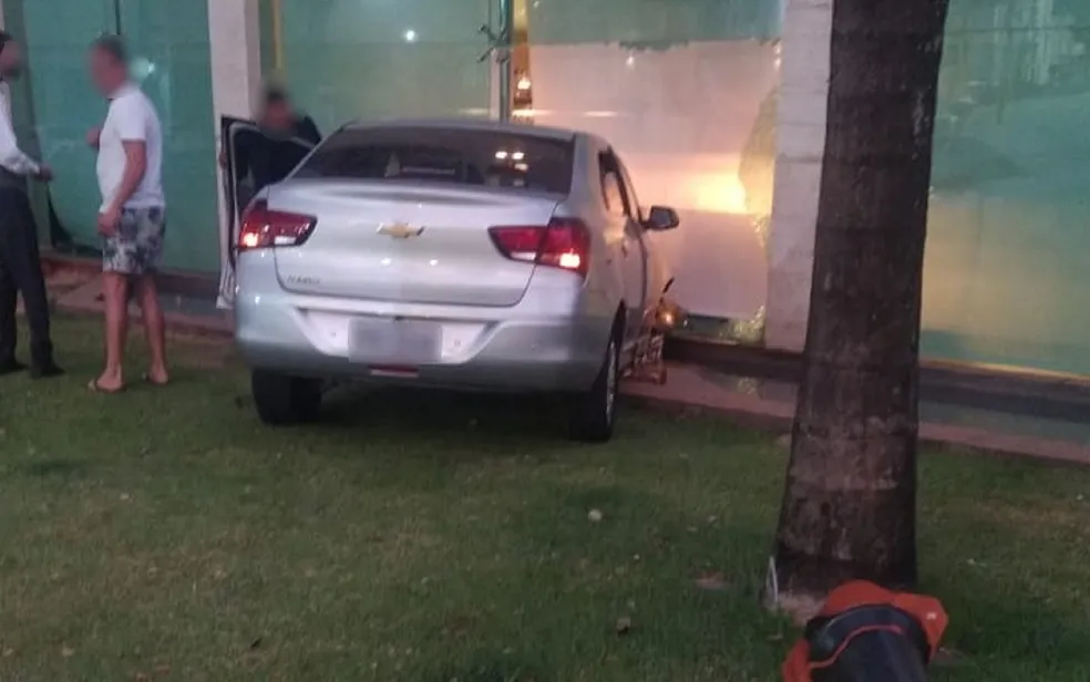 Motorista perde controle do carro e invade hotel, em Goiânia