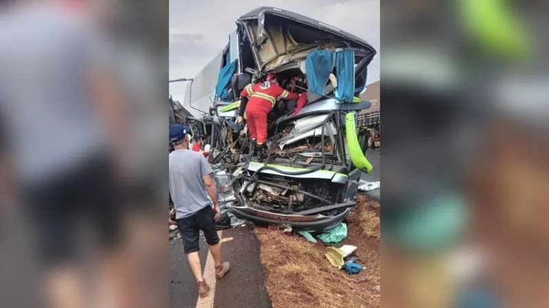 Acidente entre ônibus de turismo e carreta deixa dois mortos e 40 feridos, na BR-153