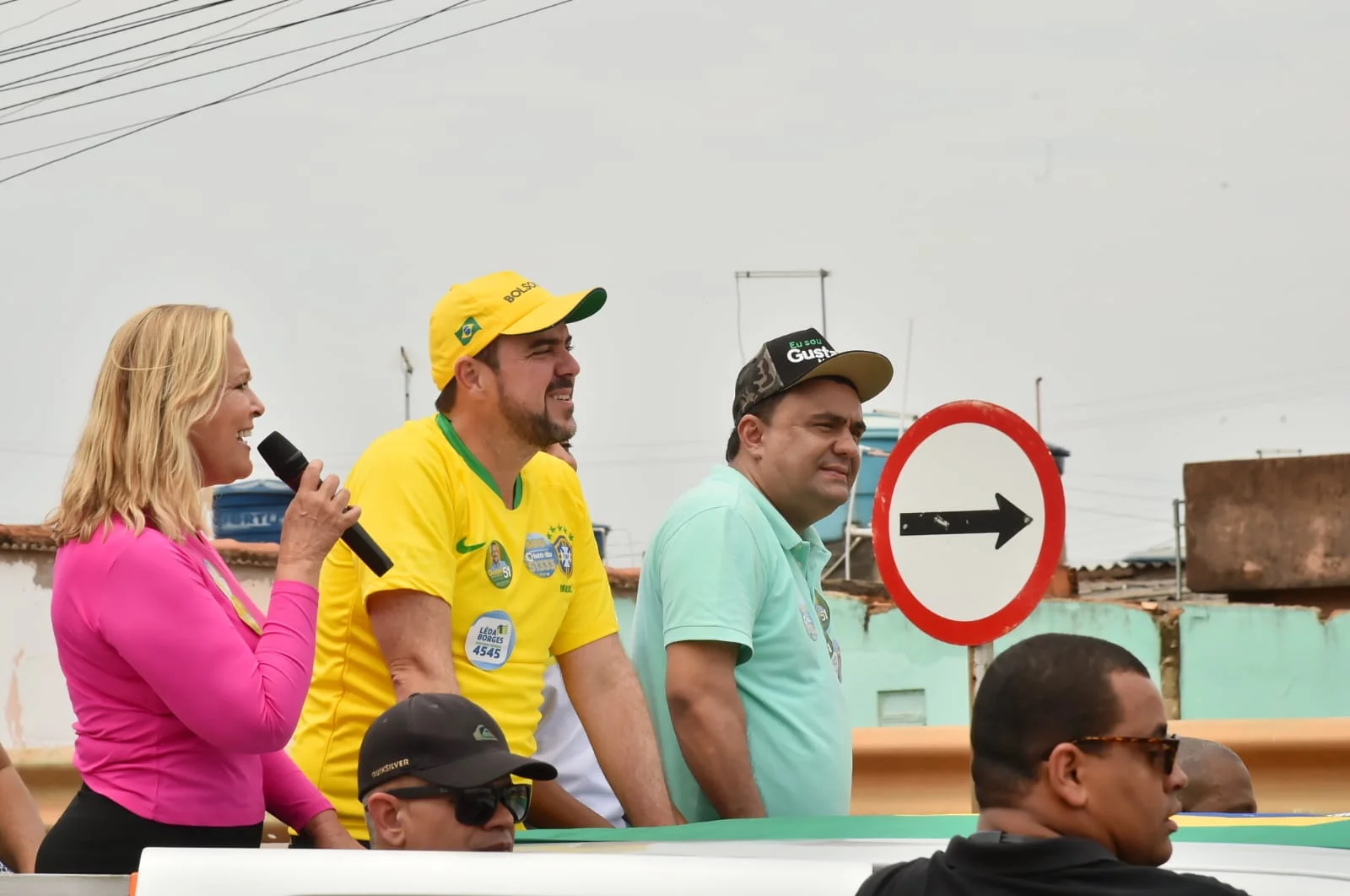 Gustavo Mendanha e Lêda Borges participam de carreata juntos no Entorno de Brasília