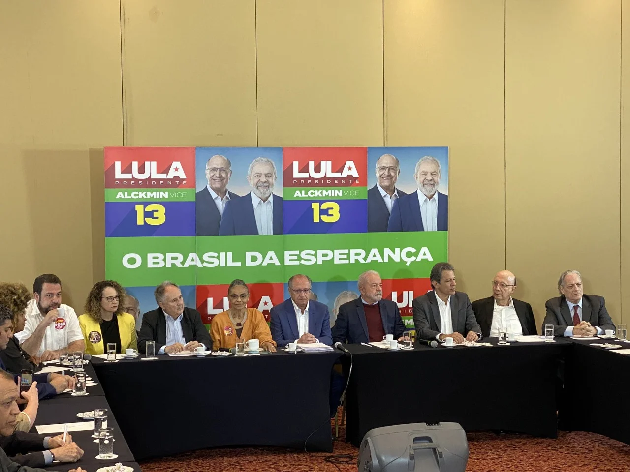 Oito ex-candidatos a presidente, entre eles Henrique Meirelles, declaram voto em Lula