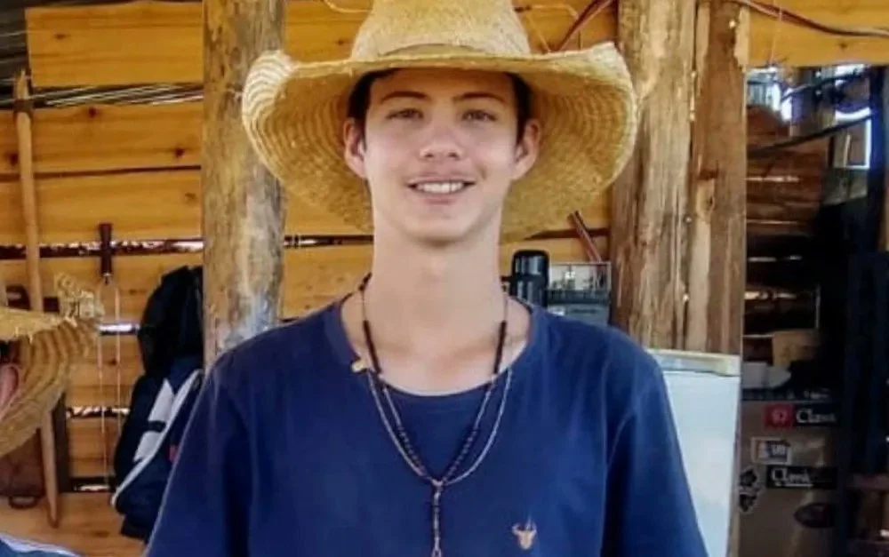 Jovem de 18 anos morre ao cair de touro e ser atingido por chifre em rodeio; veja vídeo