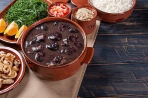 Steak In Beef N Beer terá feijoada diferenciada com acompanhamento especial (Foto divulgação).