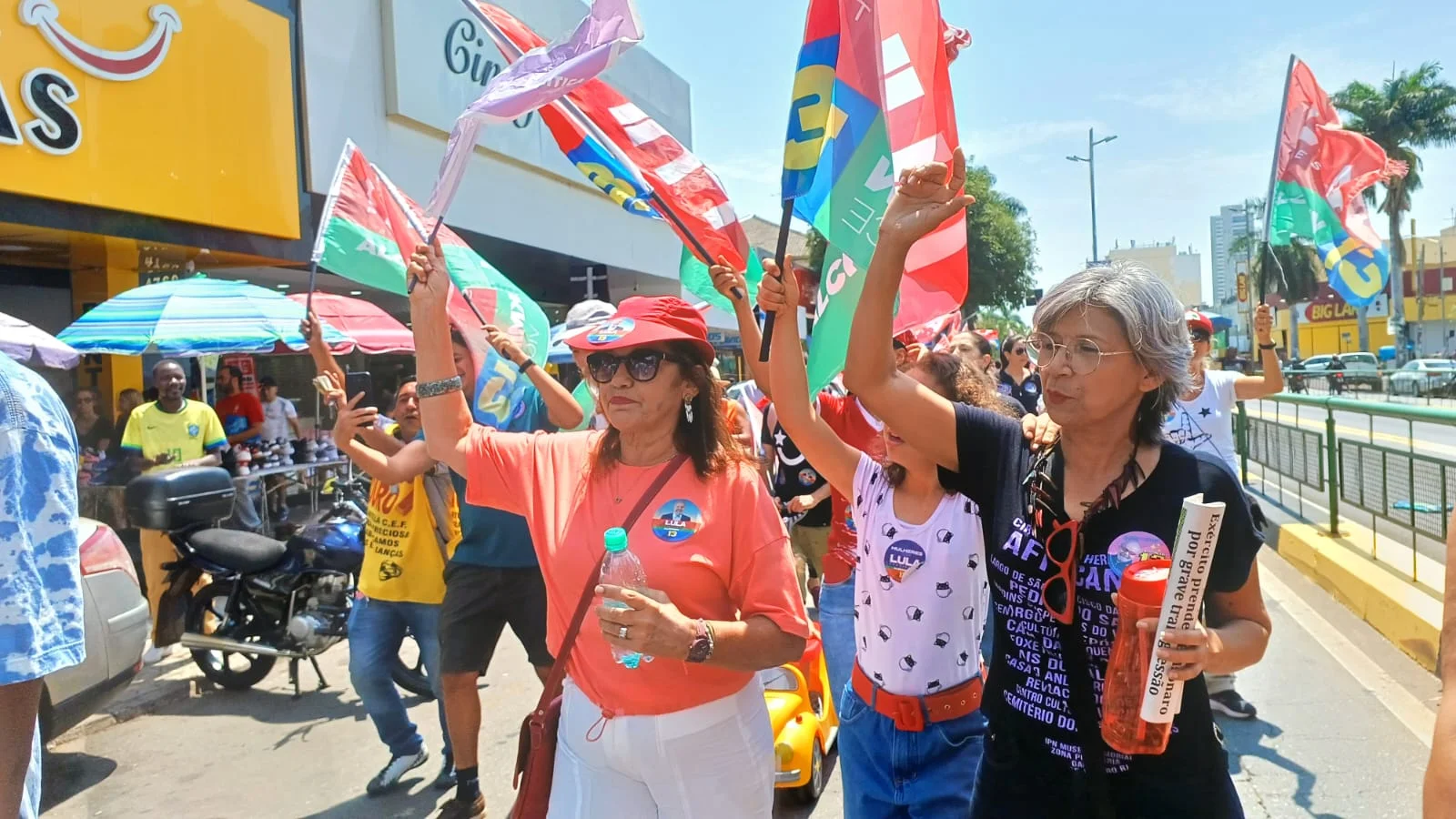 Apoiadores de Lula vão acompanhar apuração de votos na Rua 8, em Goiânia