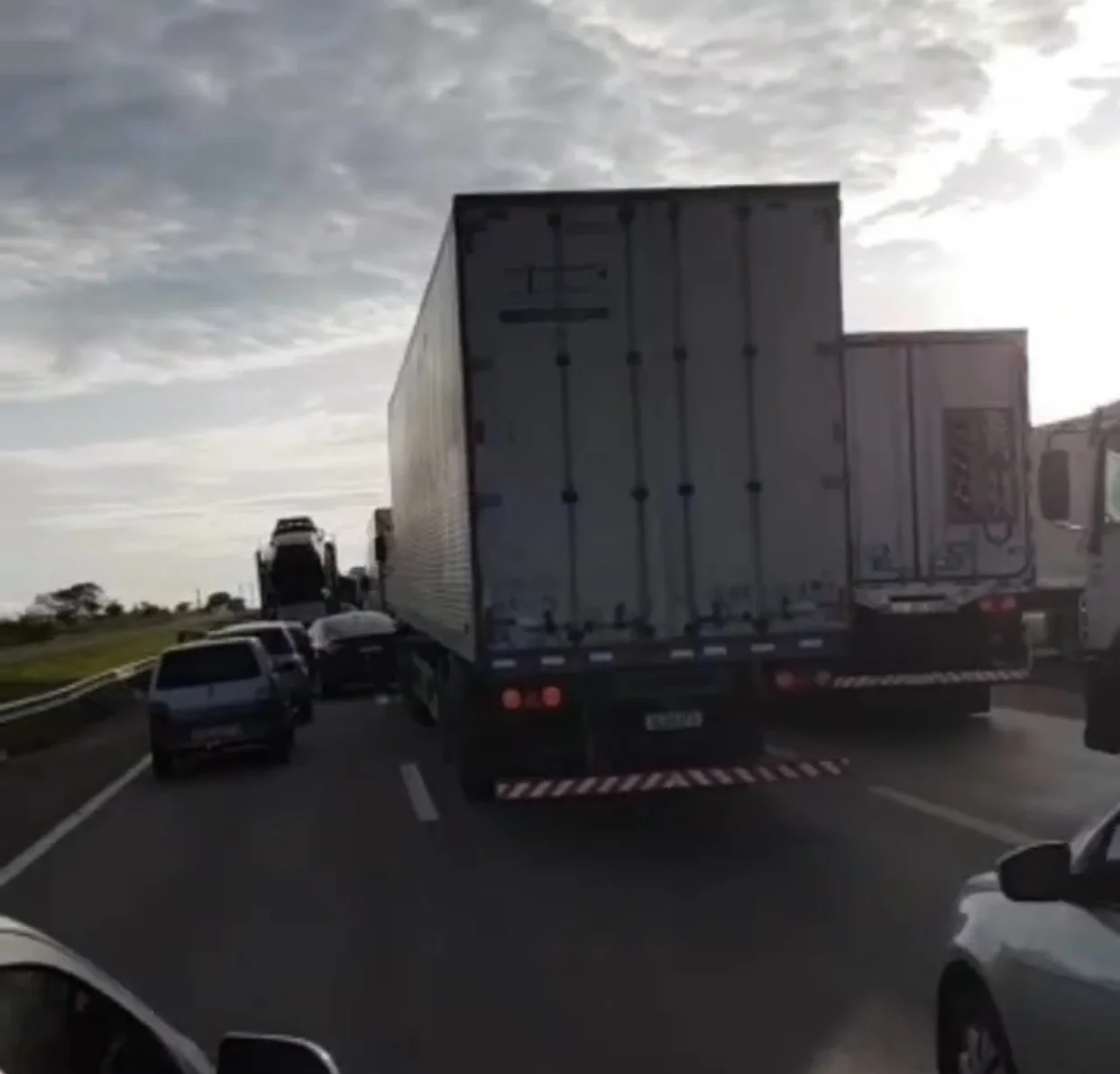 Manifestantes pró-bolsonaro interditam BR-060 entre Goiânia e Anápolis