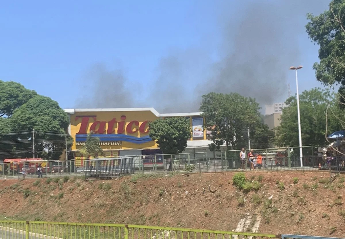 Após 24 horas, incêndio em depósito de supermercado é controlado, em Goiânia