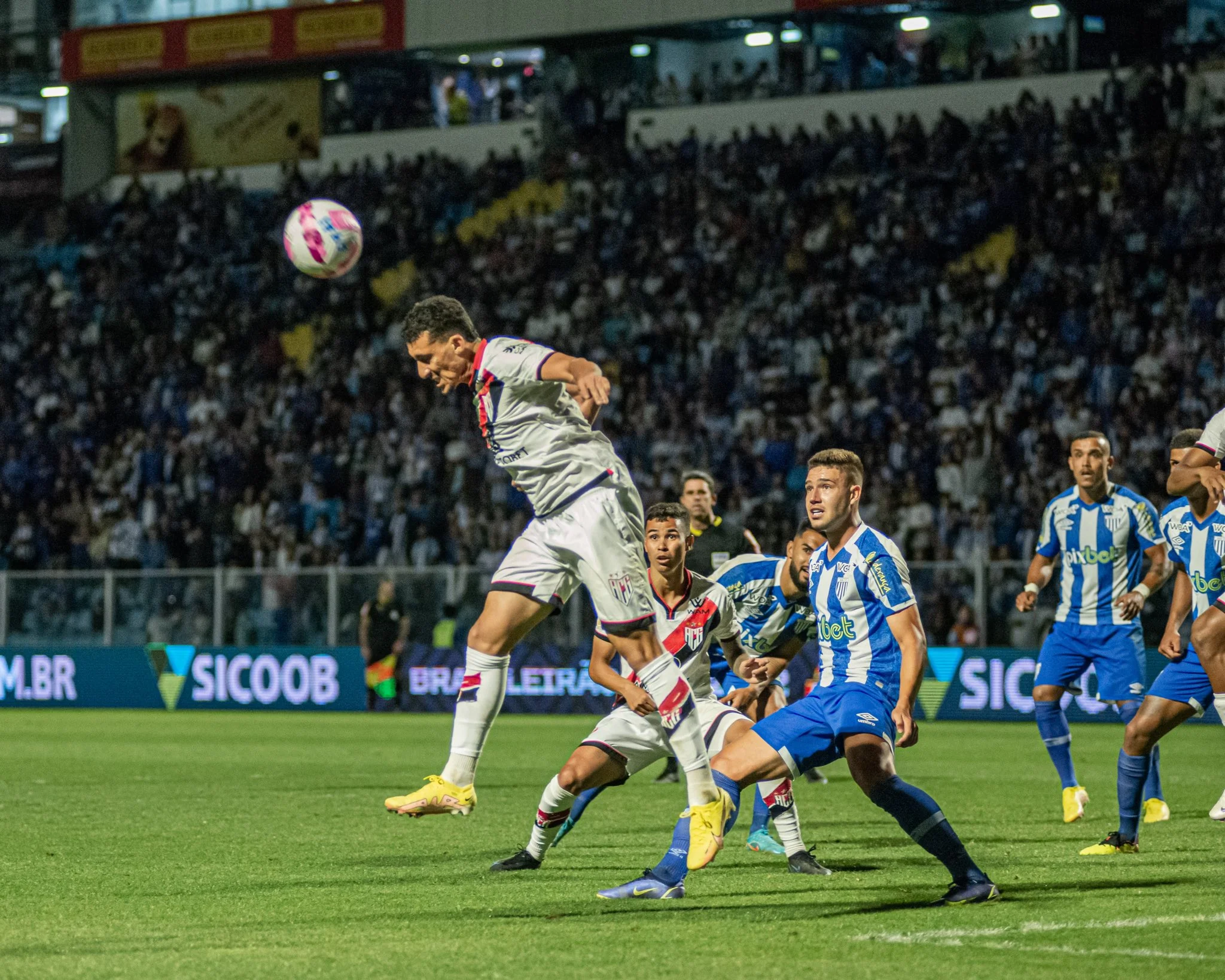 Atlético-GO vence o Avaí e segue vivo na luta para evitar o rebaixamento no Brasileiro