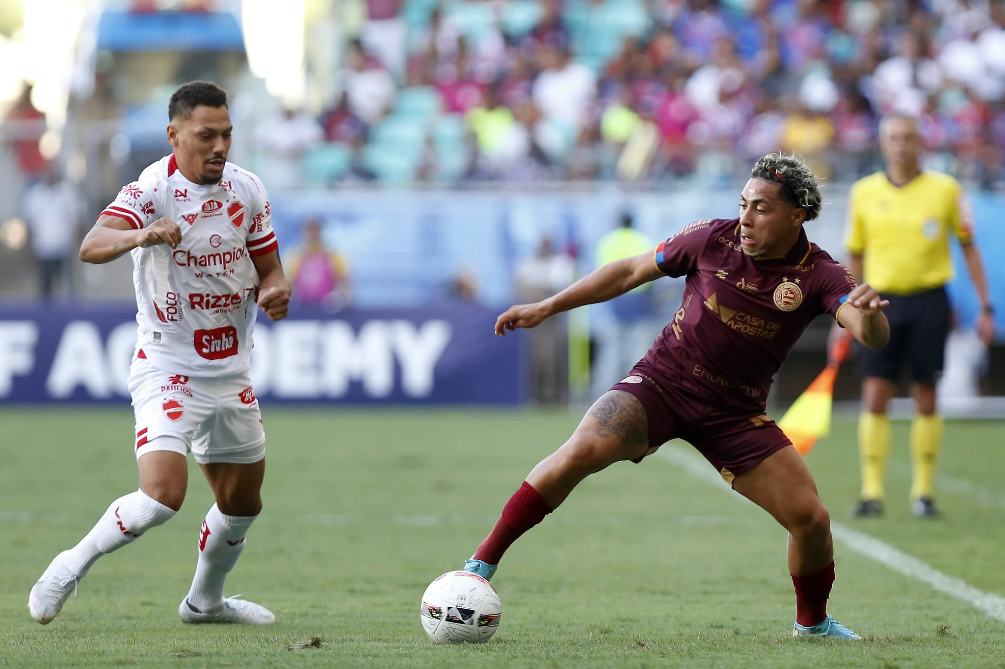 Vila Nova sai na frente, sofre o empate e estraga festa do Bahia na Fonte Nova lotada