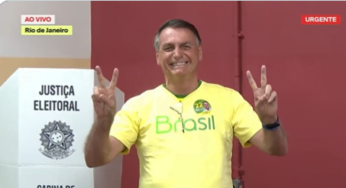 Bolsonaro vota no Rio de Janeiro de colete a prova de balas e camiseta amarela