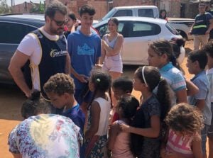 Doação de brinquedos e alimentos (Foto divulgação).